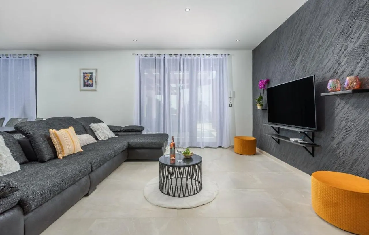 A Lovely Poolside Villa In Krnica Ideal For Family 0*,  Kroatië