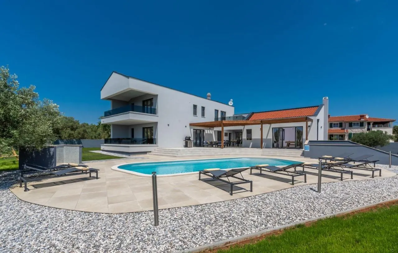 A Lovely Poolside Villa In Krnica Ideal For Family Kroatië