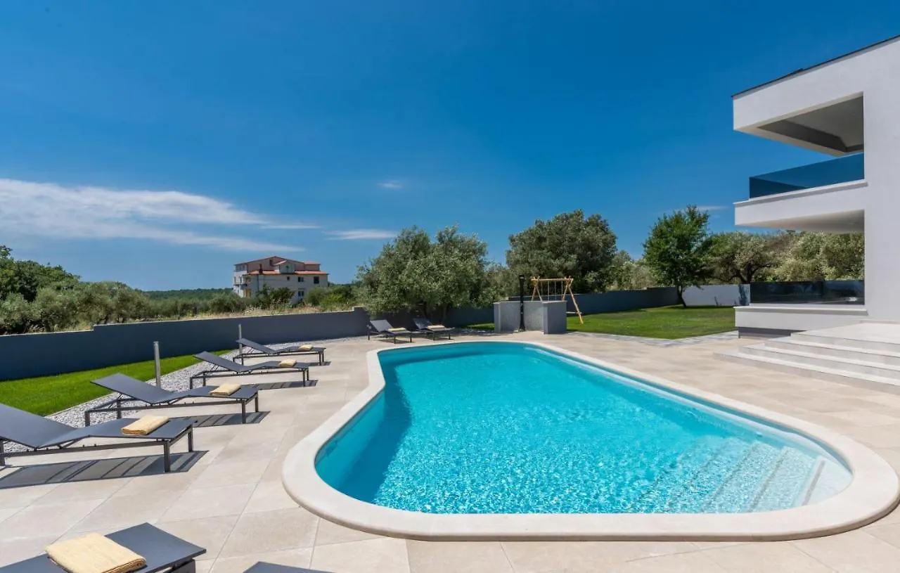 A Lovely Poolside Villa In Krnica Ideal For Family Kroatië
